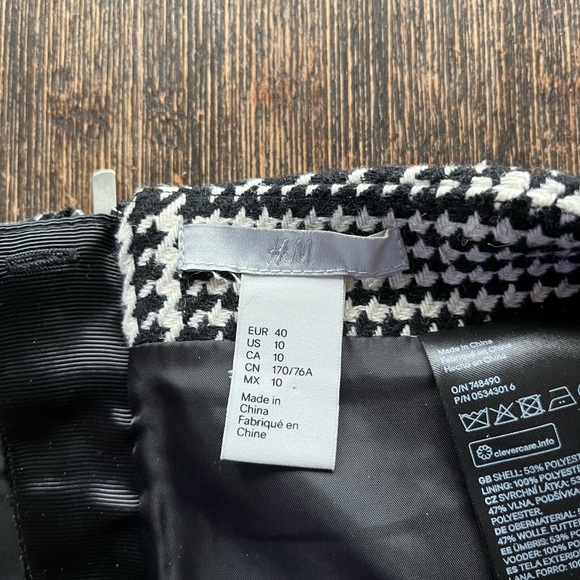 Cute Skirt, great for holiday parties! - Picture 4 of 4